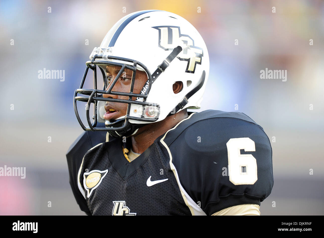 Sett. 11, 2010 - Orlando, Florida, Stati Uniti d'America - UCF Cavalieri wide receiver Brian Watters (6) si affaccia su durante il gioco a Brighthouse Arena di Orlando, NC stato sconfitto UCF 28-21. (Credito Immagine: © Brad Barr/Southcreek globale/ZUMApress.com) Foto Stock