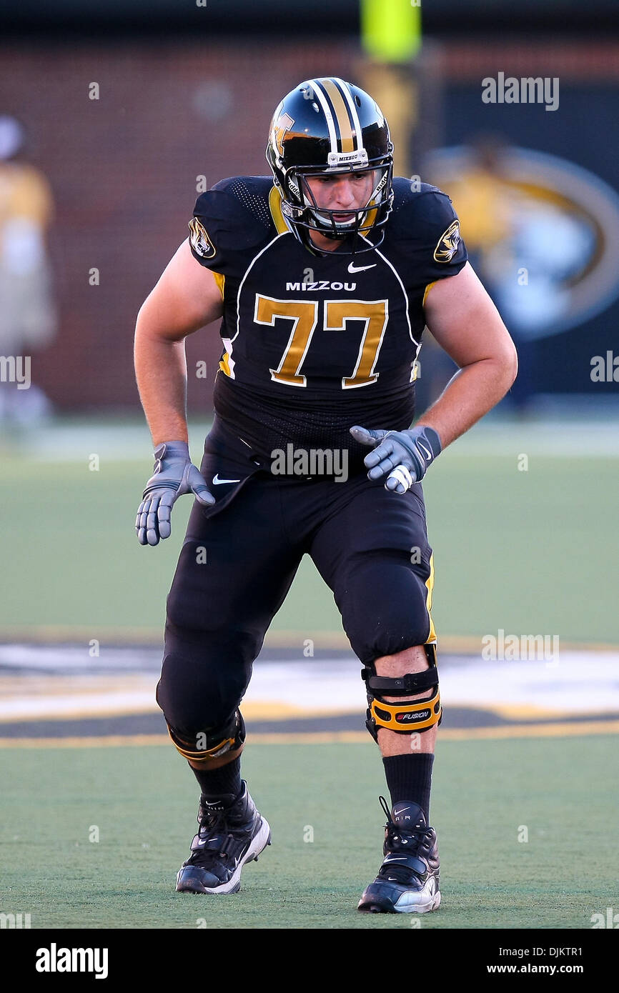 Sett. 11, 2010 - Columbia, Missouri, Stati Uniti d'America - Missouri Tigers offensivo per guardafili Dan Hoch (77) durante un gioco tra il Missouri Tigers e la McNeese State University Cowboys sul campo Faurot presso il Memorial Stadium nel campus dell'Università del Missouri a Columbia nel Missouri. Le tigri hanno sconfitto i cowboy 50-6. (Credito Immagine: © Scott Kane/Southcreek globale/ZU Foto Stock