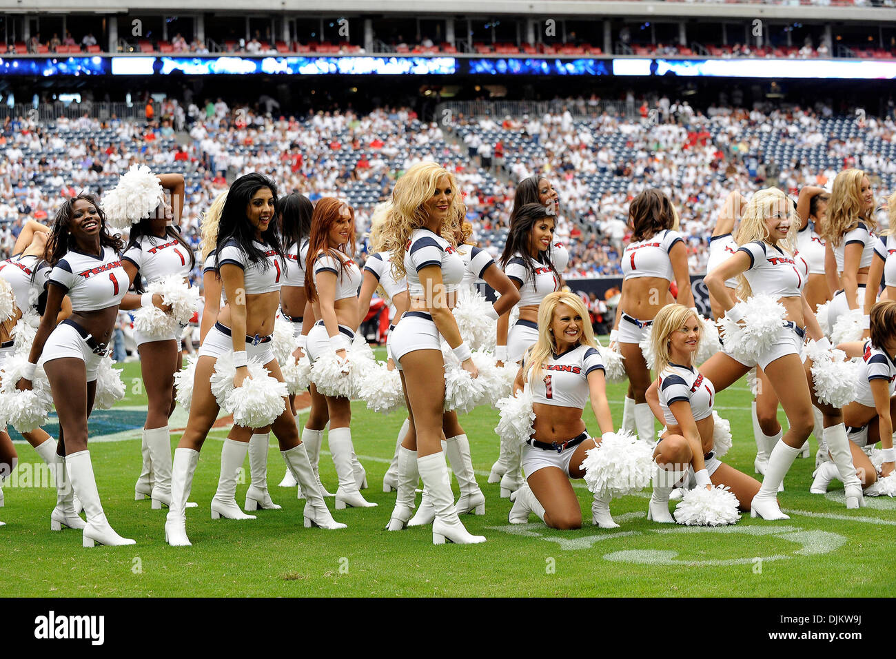 Sett. 12, 2010 - Houston, Texas, Stati Uniti d'America - Houston Texans cheerleader eseguire prima che il gioco tra la Houston Texans e Indianapolis Colts. I Texans sconfitto i Colts 34-24. (Credito Immagine: © Jerome Miron/Southcreek globale/ZUMApress.com) Foto Stock
