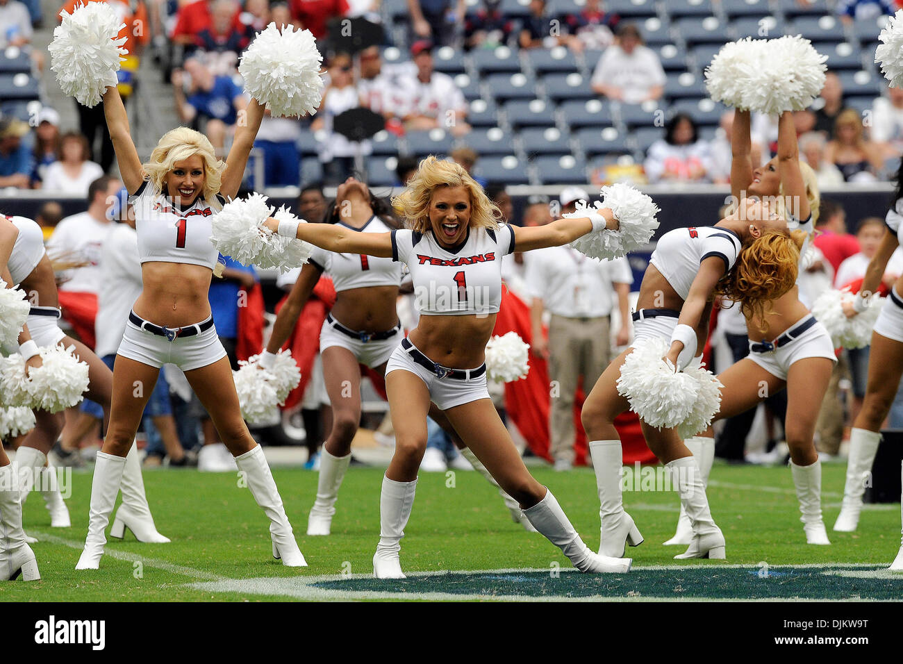 Sett. 12, 2010 - Houston, Texas, Stati Uniti d'America - Houston Texans cheerleader eseguire prima che il gioco tra la Houston Texans e Indianapolis Colts. I Texans sconfitto i Colts 34-24. (Credito Immagine: © Jerome Miron/Southcreek globale/ZUMApress.com) Foto Stock