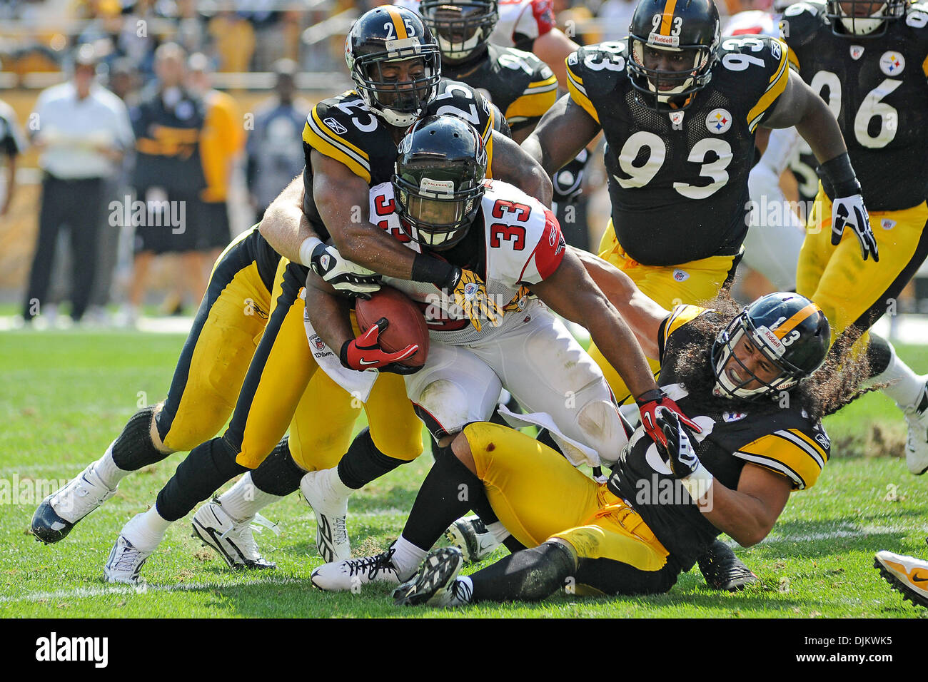 Sett. 12, 2010 - Pittsburgh, PENNSYLVANNIA, Stati Uniti d'America - Pittsburgh Steelers' libero di sicurezza Ryan Clark (25) e Pittsburgh Steelers' forte safety Troy Polamalu (43) portare giù Atlanta Falcons' running back MICHAEL TURNER (33) nel terzo trimestre come lo Steelers assumere i falchi a Heinz Field di Pittsburgh, PA....Steelers vincere in lavoro straordinario oltre i falchi da parte di un cliente Foto Stock