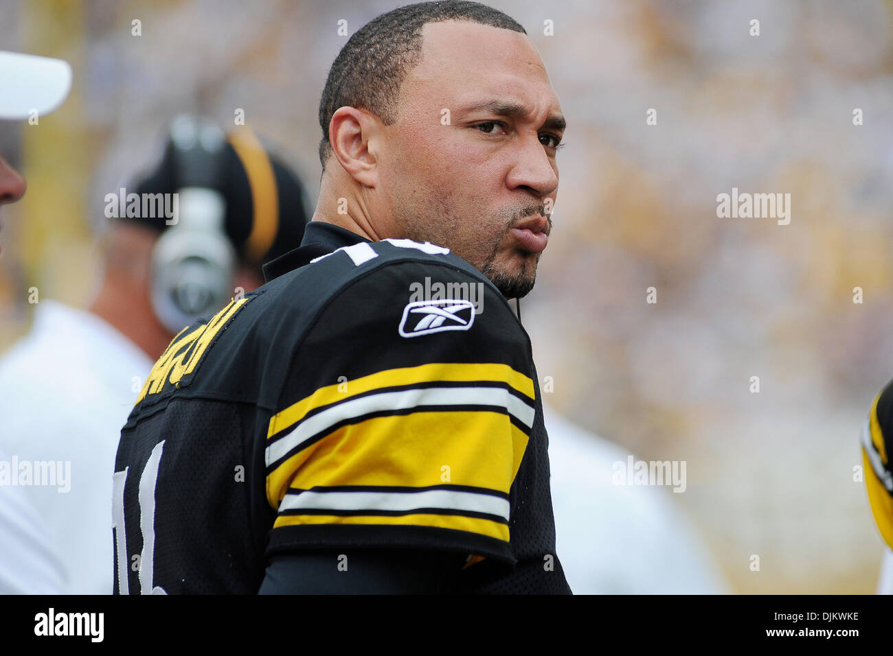 Sett. 12, 2010 - Pittsburgh, PENNSYLVANNIA, Stati Uniti d'America - Pittsburgh Steelers' quarterback CHARLIE BATCH (16) sorge ai margini durante il secondo trimestre come lo Steelers assumere i falchi a Heinz Field di Pittsburgh, PA....Steelers vincere in lavoro straordinario oltre i falchi da un 15-9 (credito Immagine: © Dean Beattie/Southcreek globale/ZUMApress.com) Foto Stock