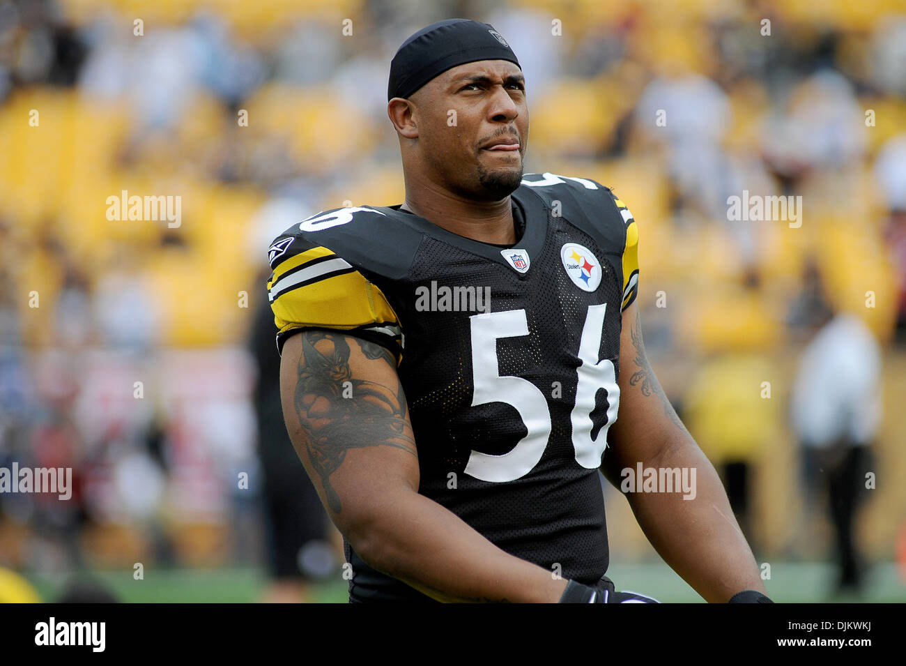 Sett. 12, 2010 - Pittsburgh, PENNSYLVANNIA, Stati Uniti d'America - Pittsburgh Steelers' offensiva linebacker LAMARR WOODLEY (56) durante il pre-gioco come lo Steelers assumere i falchi a Heinz Field di Pittsburgh, PA....Steelers vincere in lavoro straordinario oltre i falchi da parte di un cliente di 15-9. (Credito Immagine: © Dean Beattie/Southcreek globale/ZUMApress.com) Foto Stock