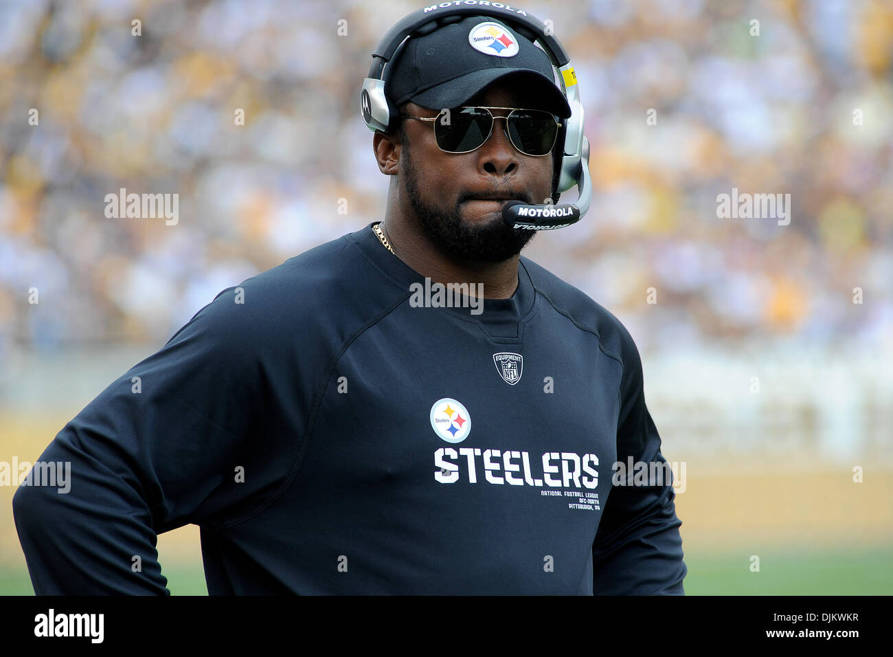 Sett. 12, 2010 - Pittsburgh, PENNSYLVANNIA, Stati Uniti d'America - Pittsburgh Steelers' allenatore Mike Tomlin in disparte durante il pre-gioco come lo Steelers assumere i falchi a Heinz Field di Pittsburgh, PA....Steelers vincere in lavoro straordinario oltre i falchi da parte di un cliente di 15-9. (Credito Immagine: © Dean Beattie/Southcreek globale/ZUMApress.com) Foto Stock
