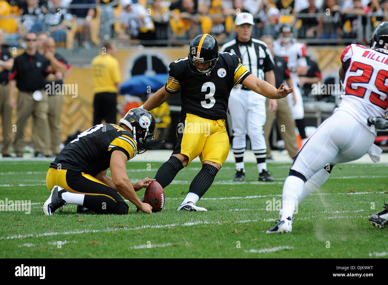 Sett. 12, 2010 - Pittsburgh, PENNSYLVANNIA, Stati Uniti d'America - Con Pittsburgh Steelers' punter DAN SEPULVEDA (9) azienda Pittsburgh Steelers' kicker JEFF REED (3) fa storia a Heinz Field da calciare il più lungo field goal per data, 52 metri, nel primo trimestre come lo Steelers assumere i falchi a Heinz Field di Pittsburgh, PA....Steelers vincere in lavoro straordinario oltre la FAL Foto Stock