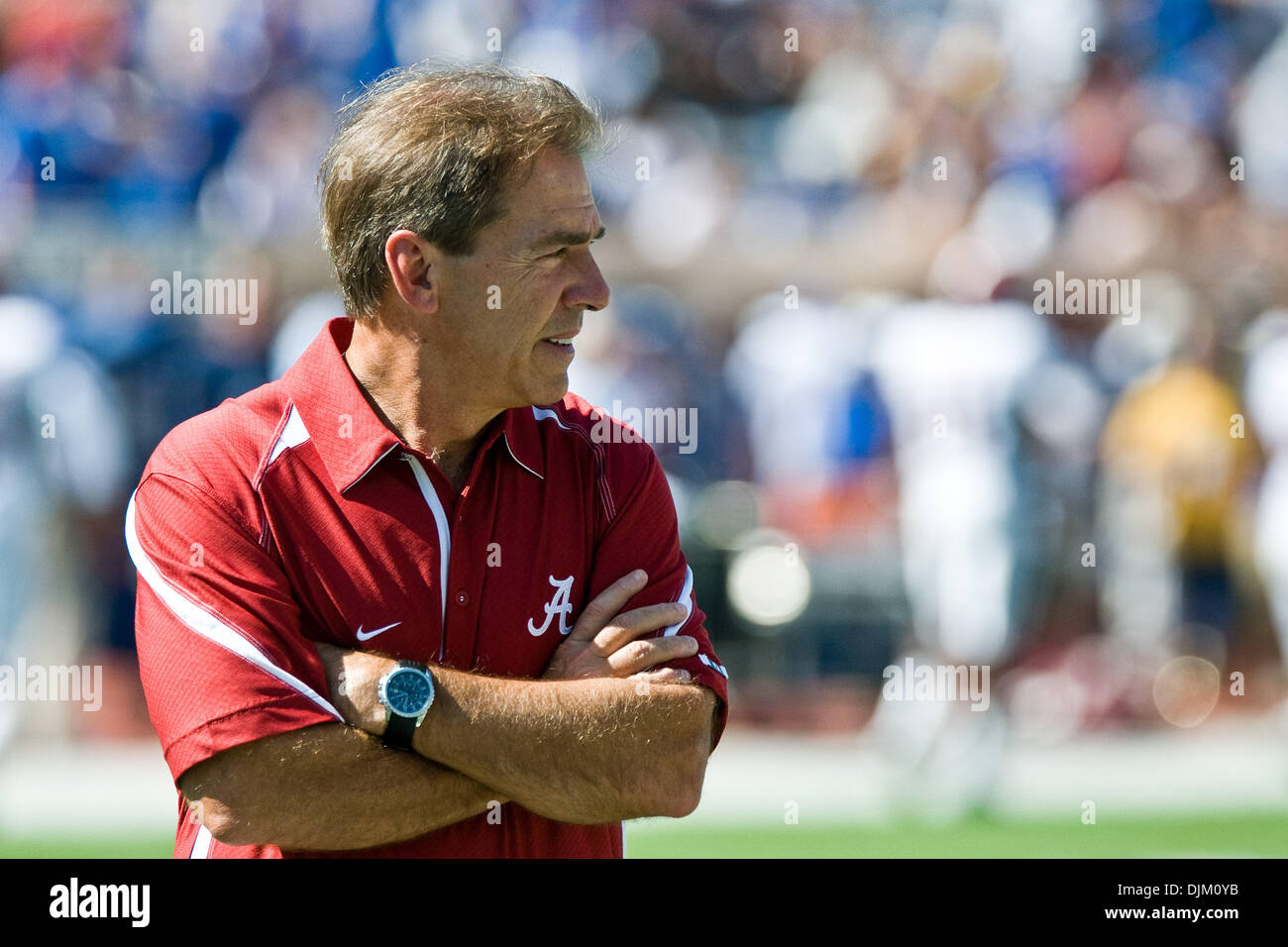 Sett. 18, 2010 - Durham, North Carolina, Stati Uniti d'America - Alabama allenatore Nick Saban orologi pre punte di gioco. Alabama batte duca 62-13 presso lo Stadio Wallace Wade (credito Immagine: © Mark Abbott/Southcreek globale/ZUMApress.com) Foto Stock