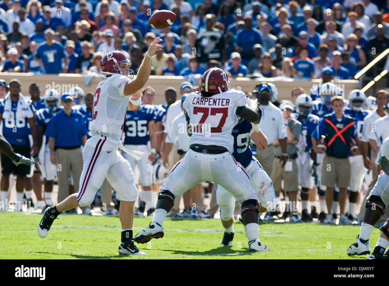 Sett. 18, 2010 - Durham, North Carolina, Stati Uniti d'America - Alabama Crimson Tide quarterback Greg McElroy (12) passa come Alabama Crimson Tide offensivo per guardafili James Carpenter (77) fornisce una protezione. Alabama batte duca 62-13 presso lo Stadio Wallace Wade (credito Immagine: © Mark Abbott/Southcreek globale/ZUMApress.com) Foto Stock