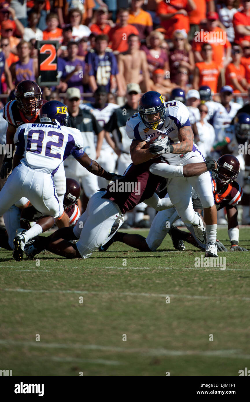 Sett. 18, 2010 - Blacksburg, Virginia, Stati Uniti d'America - East Carolina RB Jonathan Williams (#2) ha affrontato da Virginia Tech FS Antone Exum (#1) nel quarto trimestre azione a Lane Stadium di Blacksburg, Virginia. Virginia Tech sconfitto East Carolina 42-27. (Credito Immagine: © Rassi Borneo/Southcreek globale/ZUMApress.com) Foto Stock