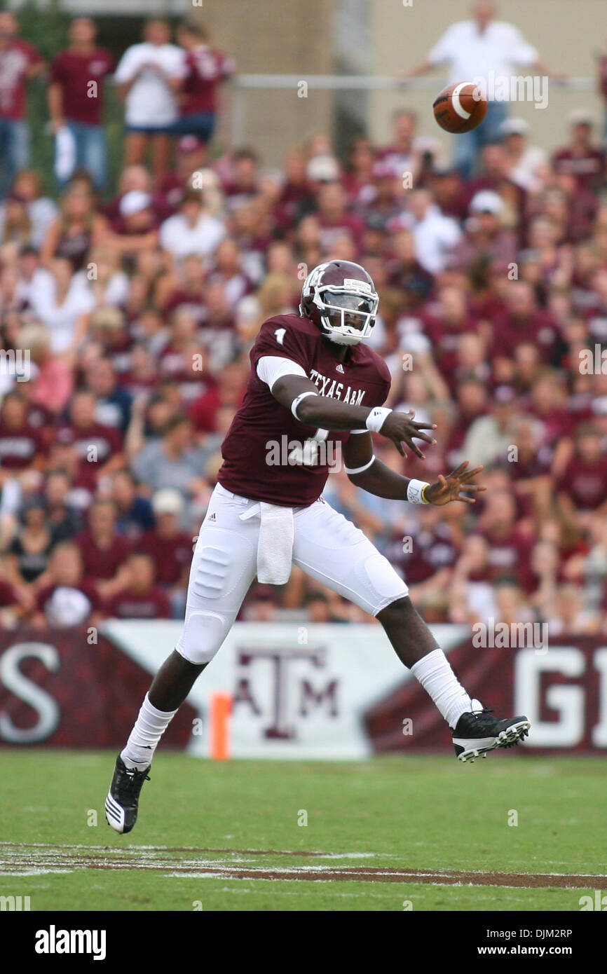 Sett. 18, 2010 - College Station, Texas, Stati Uniti d'America - Texas A&M Aggies QB Jerrod Johnson (#1) genera un pass nel primo semestre. Texas A&M University sconfitto Florida International University 27 - 20 a Kyle Campo in College Station, Texas. (Credito Immagine: © Luis Leyva/Southcreek globale/ZUMApress.com) Foto Stock