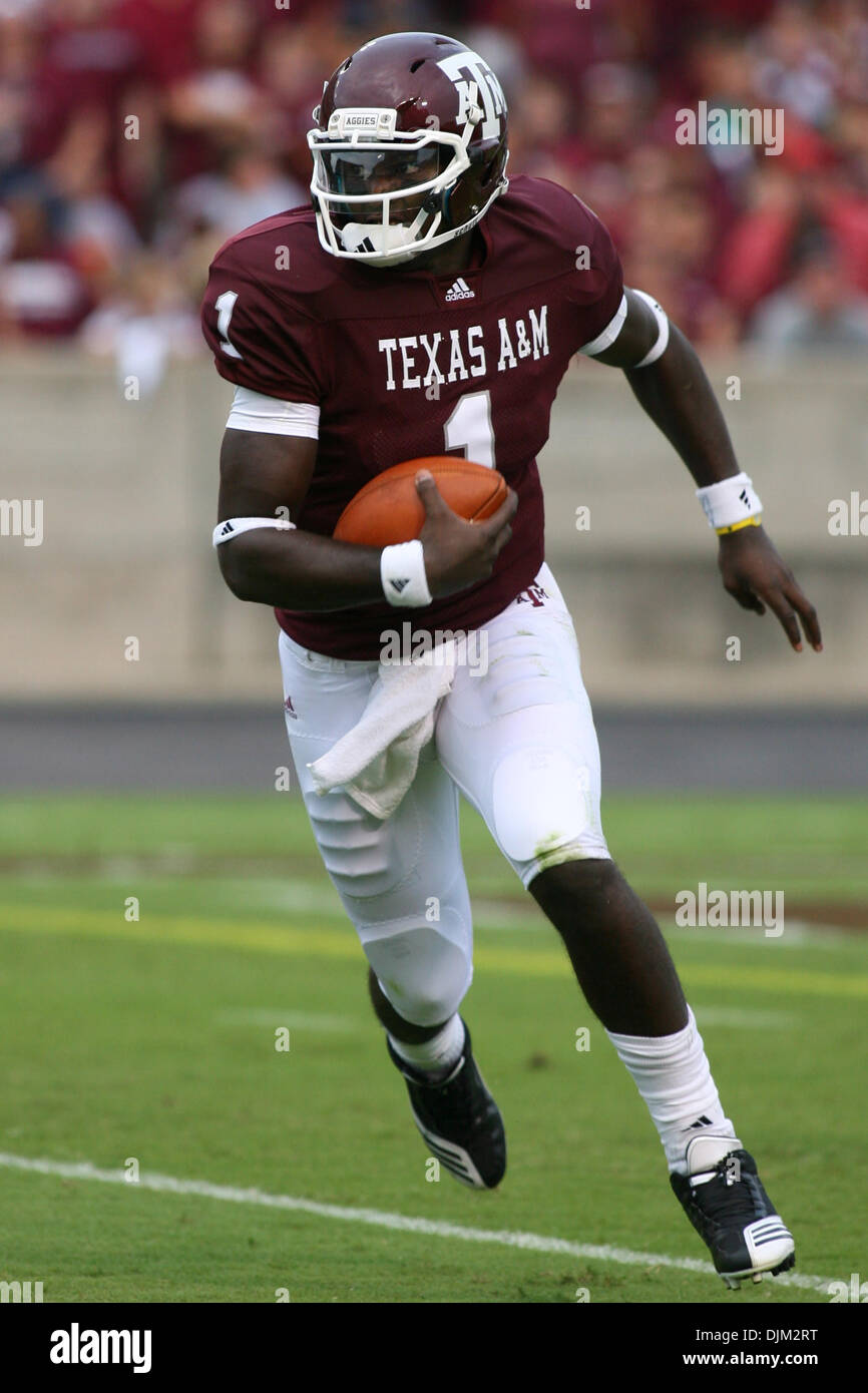 Sett. 18, 2010 - College Station, Texas, Stati Uniti d'America - Texas A&M Aggies QB Jerrod Johnson (#1) genera un pass nel primo semestre. Texas A&M University sconfitto Florida International University 27 - 20 a Kyle Campo in College Station, Texas. (Credito Immagine: © Luis Leyva/Southcreek globale/ZUMApress.com) Foto Stock