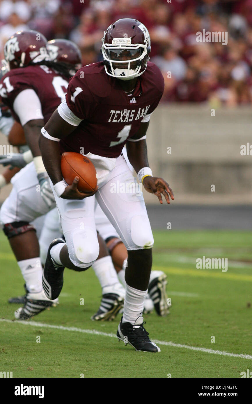 Sett. 18, 2010 - College Station, Texas, Stati Uniti d'America - Texas A&M Aggies QB Jerrod Johnson (#1) su un QB keeper gioca nella prima metà. Texas A&M University sconfitto Florida International University 27 - 20 a Kyle Campo in College Station, Texas. (Credito Immagine: © Luis Leyva/Southcreek globale/ZUMApress.com) Foto Stock