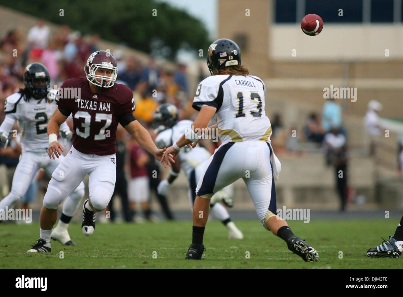 Sett. 18, 2010 - College Station, Texas, Stati Uniti d'America - Texas A&M Aggies LB Michael Hodges (#37) mettere sotto pressione il quarterback FIU. Texas A&M University sconfitto Florida International University 27 - 20 a Kyle Campo in College Station, Texas. (Credito Immagine: © Luis Leyva/Southcreek globale/ZUMApress.com) Foto Stock