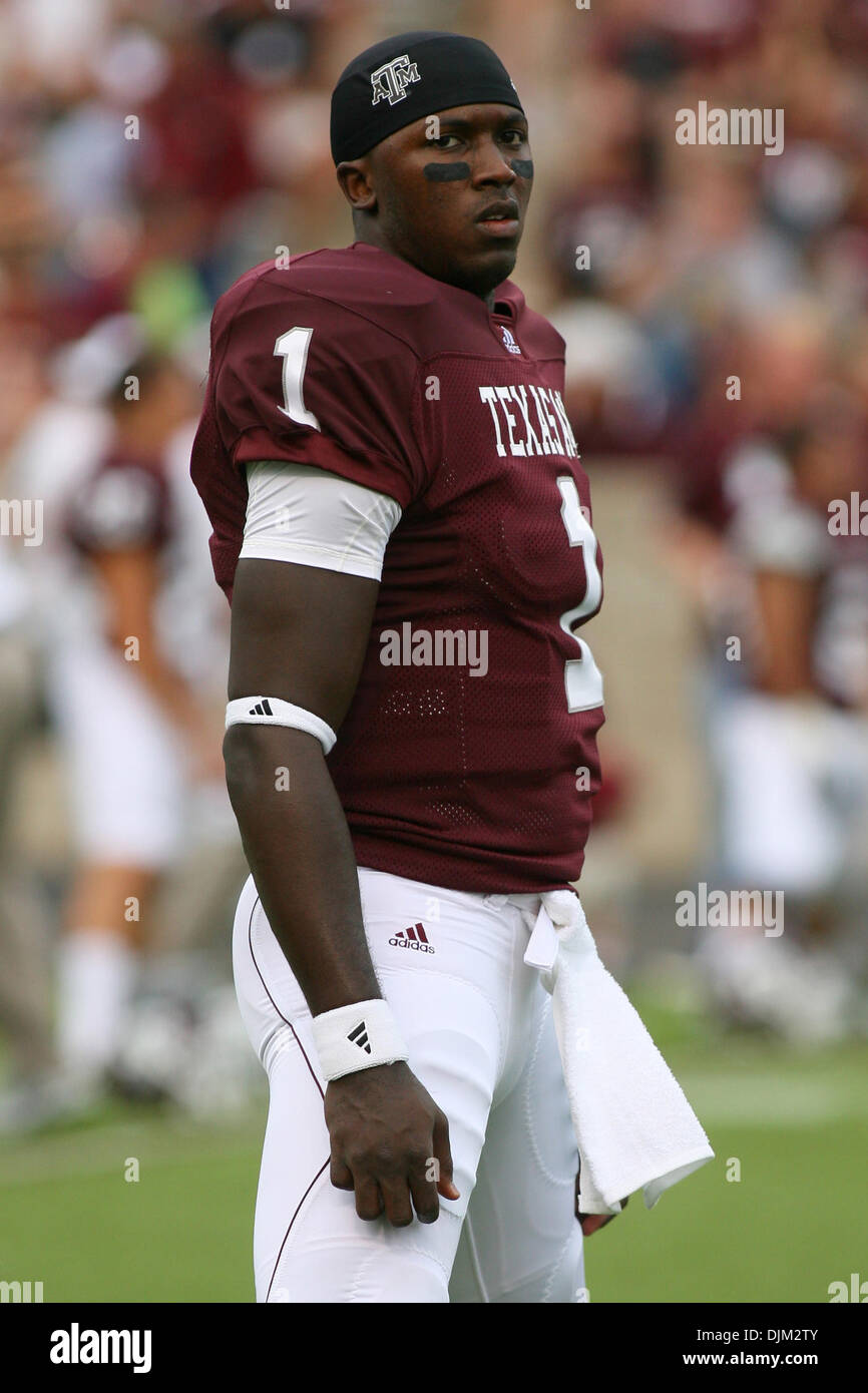 Sett. 18, 2010 - College Station, Texas, Stati Uniti d'America - Texas A&M Aggies QB Jerrod Johnson (#1) si allunga pregame. Texas A&M University sconfitto Florida International University 27 - 20 a Kyle Campo in College Station, Texas. (Credito Immagine: © Luis Leyva/Southcreek globale/ZUMApress.com) Foto Stock