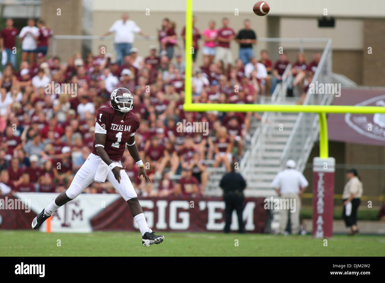Sett. 18, 2010 - College Station, Texas, Stati Uniti d'America - Texas A&M Aggies QB Jerrod Johnson (#1) genera un pass nel primo semestre. Texas A&M University sconfitto Florida International University 27 - 20 a Kyle Campo in College Station, Texas. (Credito Immagine: © Luis Leyva/Southcreek globale/ZUMApress.com) Foto Stock
