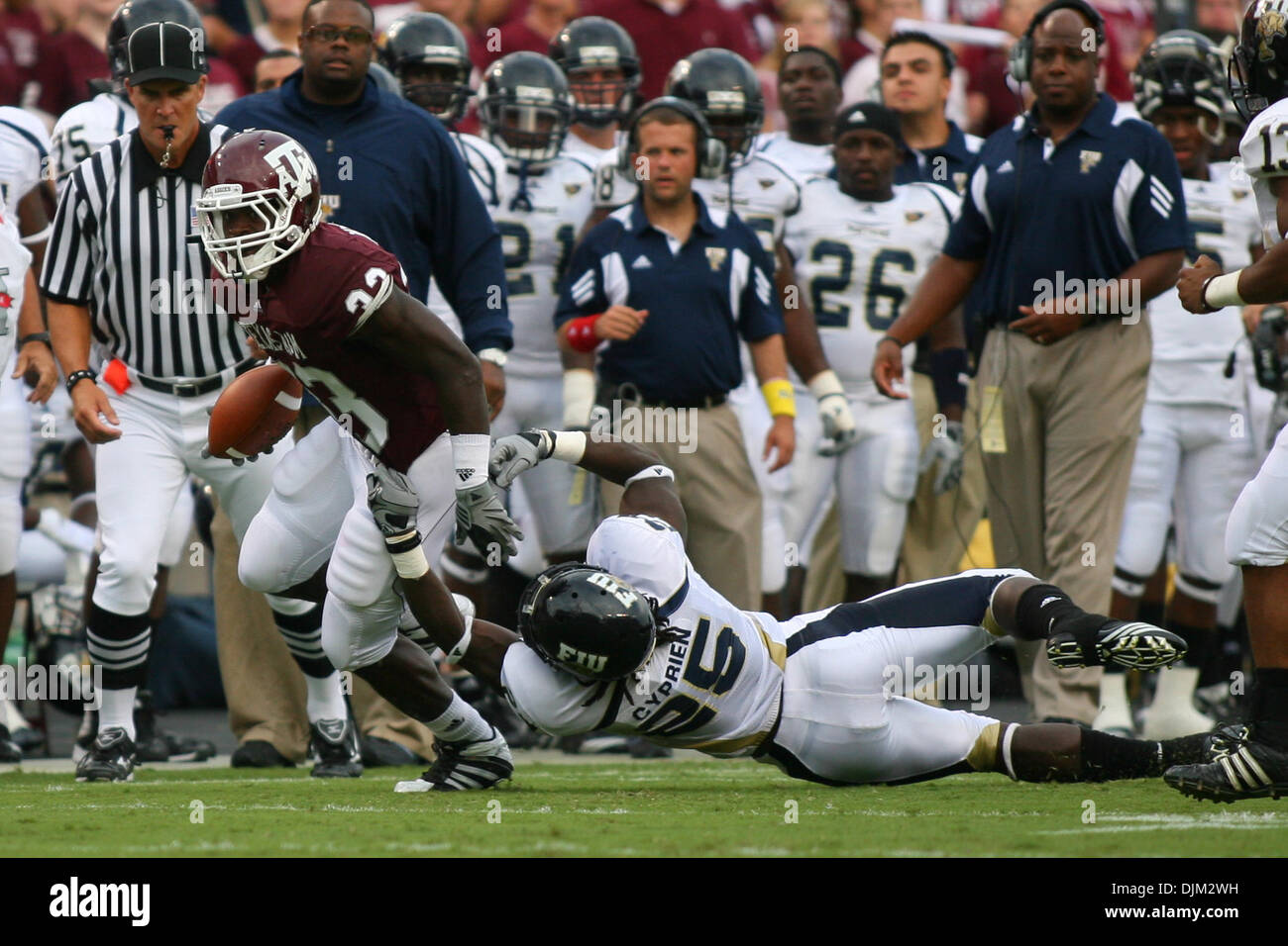 Sett. 18, 2010 - College Station, Texas, Stati Uniti d'America - Texas A&M Aggies RB Christine Michael (#33) si rompe un placcaggio nella prima metà del gioco. Texas A&M University sconfitto Florida International University 27 - 20 a Kyle Campo in College Station, Texas. (Credito Immagine: © Luis Leyva/Southcreek globale/ZUMApress.com) Foto Stock