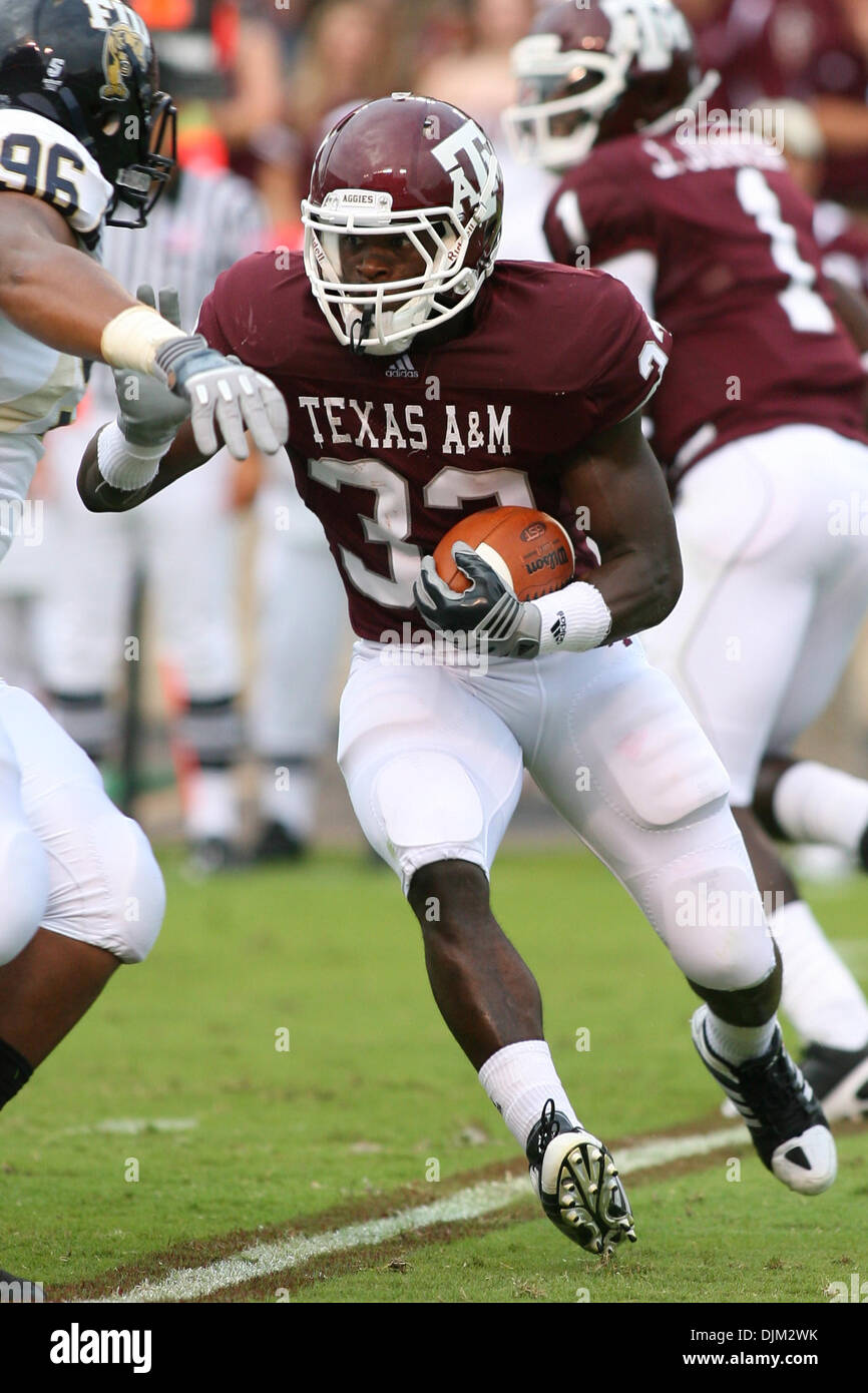 Sett. 18, 2010 - College Station, Texas, Stati Uniti d'America - Texas A&M Aggies RB Christine Michael (#33) porta la sfera nella prima metà del gioco. Texas A&M University sconfitto Florida International University 27 - 20 a Kyle Campo in College Station, Texas. (Credito Immagine: © Luis Leyva/Southcreek globale/ZUMApress.com) Foto Stock
