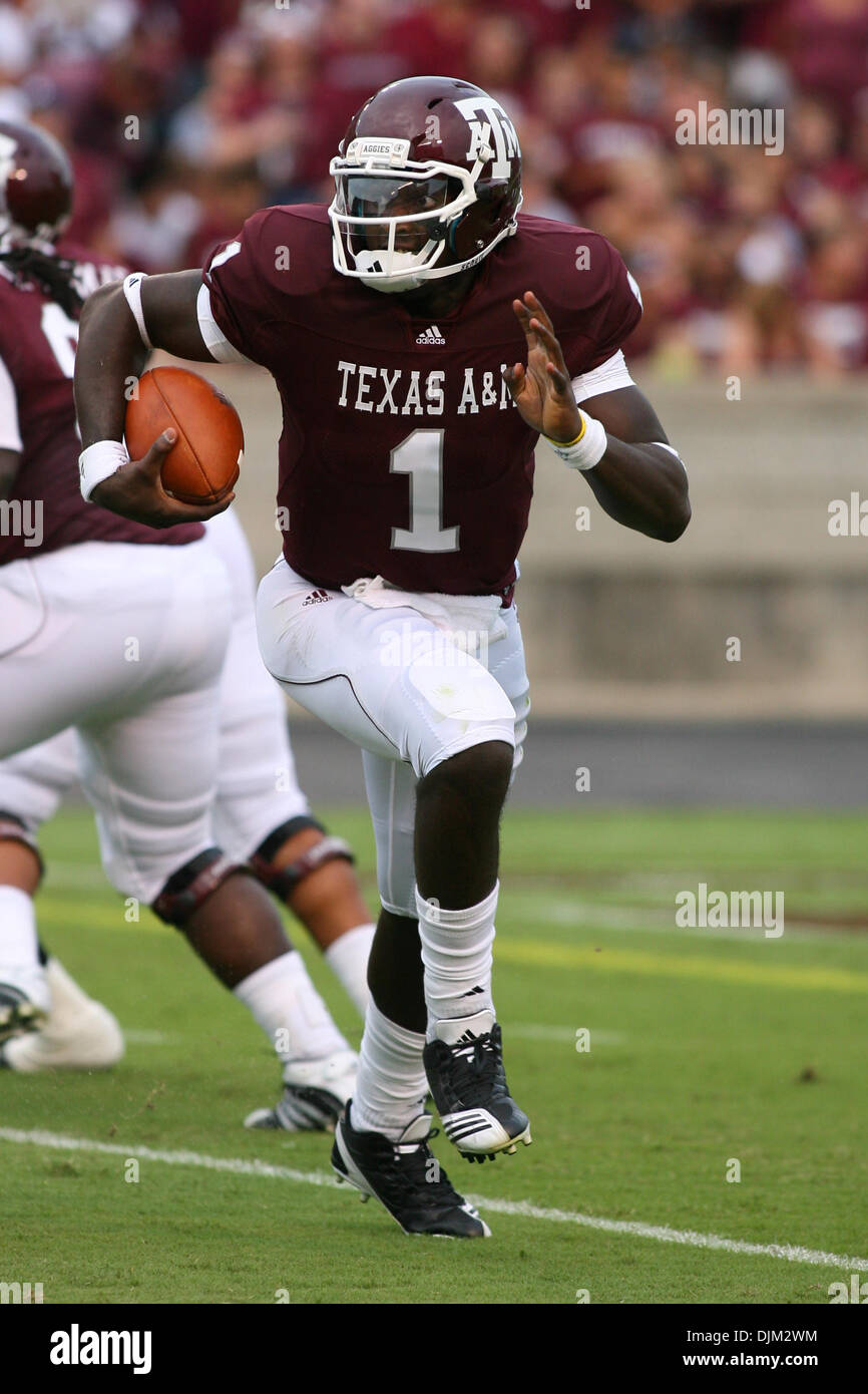 Sett. 18, 2010 - College Station, Texas, Stati Uniti d'America - Texas A&M Aggies QB Jerrod Johnson (#1) genera un pass nel primo semestre. Texas A&M University sconfitto Florida International University 27 - 20 a Kyle Campo in College Station, Texas. (Credito Immagine: © Luis Leyva/Southcreek globale/ZUMApress.com) Foto Stock