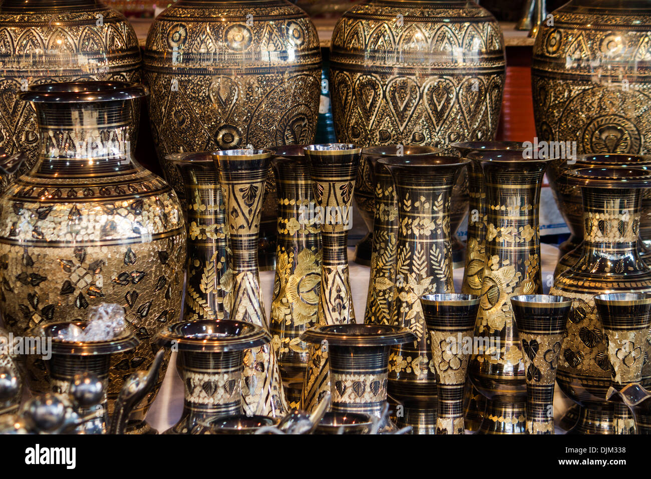 Vista ravvicinata di un bellissimo display di lusso marocchino in ceramica d'oro. Foto Stock
