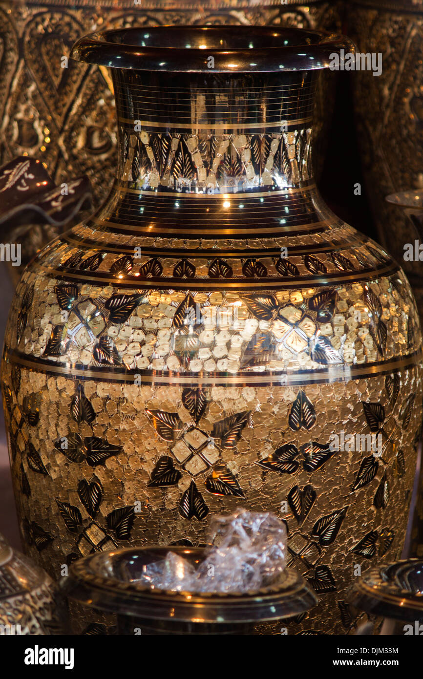 Vista ravvicinata di un bellissimo display di Marocchini di lusso golden pot. Foto Stock