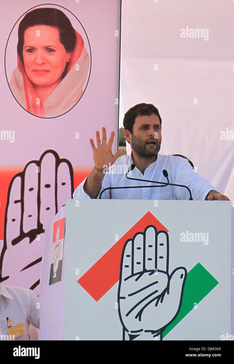 Banswara, India. 28 Nov, 2013. Indian Congress Party Vice Presidente Rahul Gandhi risolve la folla durante l'ultimo giorno della campagna elettorale a Banswara nel Rajasthan, India, il 9 novembre 28, 2013. Gruppo di Rajasthan le elezioni si svolgeranno il 1 dic. Credito: Stringer/Xinhua/Alamy Live News Foto Stock