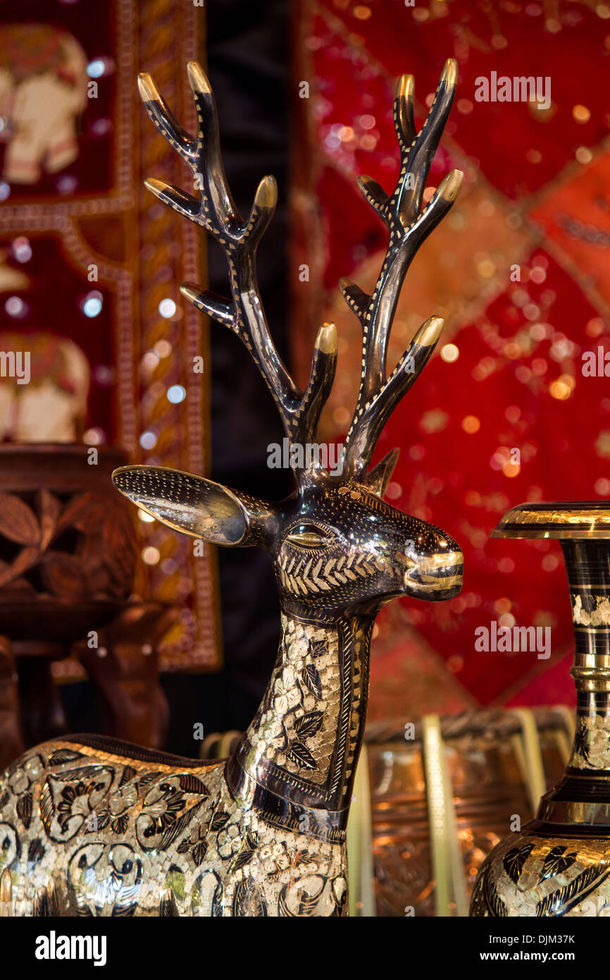 Vista ravvicinata di un bellissimo display di lusso marocchino cervo dorato. Foto Stock