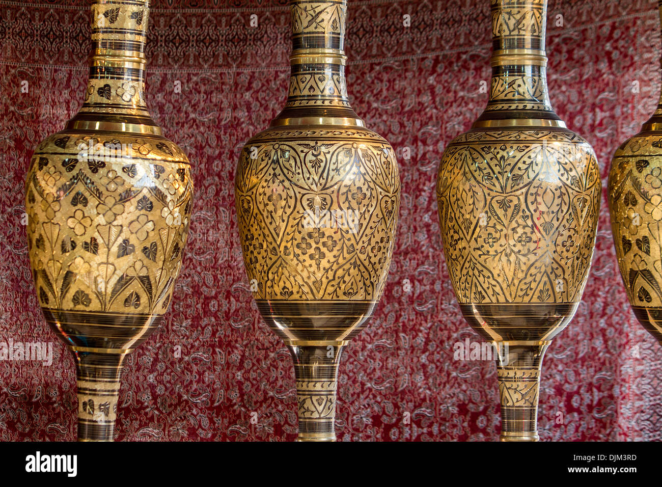 Vista ravvicinata di un bellissimo display di lusso marocchino in ceramica d'oro. Foto Stock