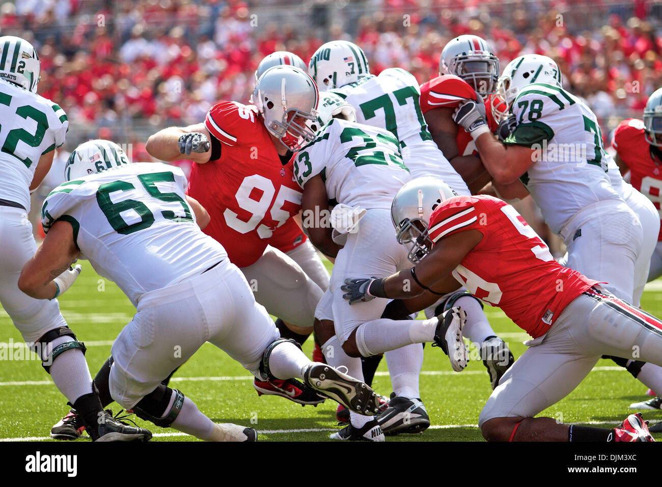 Sett. 18, 2010 - Columbus, Ohio, Stati Uniti d'America - Ohio running back Dallas marrone (23) viene affrontato da Ohio State defensive linemen Don Matheney (95) e Stewart Smith (59) nel quarto trimestre del gioco tra Ohio e Ohio State presso lo Stadio Ohio, Columbus, Ohio. Ohio State sconfitte Ohio 43-7. (Credito Immagine: © Scott Stuart/Southcreek globale/ZUMApress.com) Foto Stock