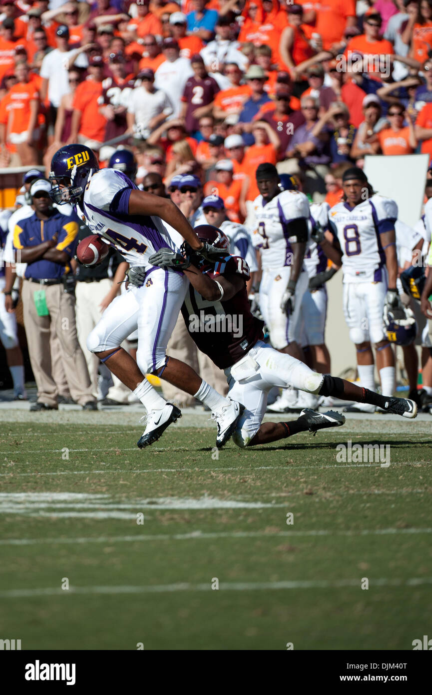 Sett. 18, 2010 - Blacksburg, Virginia, Stati Uniti d'America - East Carolina WR Justin Jones (#84) viene affrontato da Virginia Tech FS Eddie Whitley (#15) nel quarto trimestre azione a Lane Stadium di Blacksburg, Virginia. Virginia Tech sconfitto East Carolina 42-27. (Credito Immagine: © Rassi Borneo/Southcreek globale/ZUMApress.com) Foto Stock