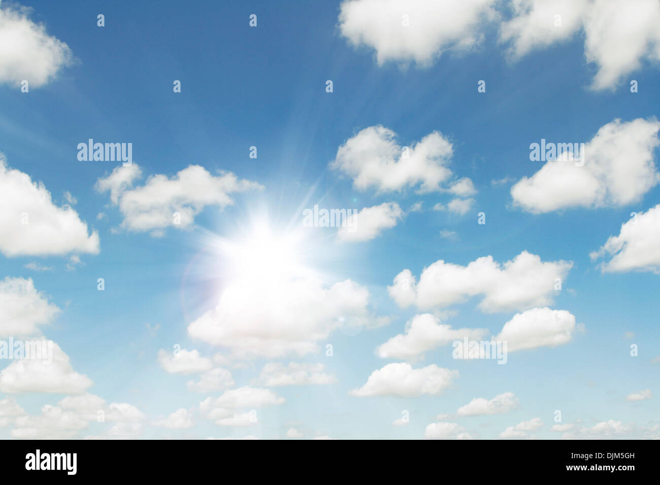 Sole brillante in soffici nuvole del cielo Foto Stock