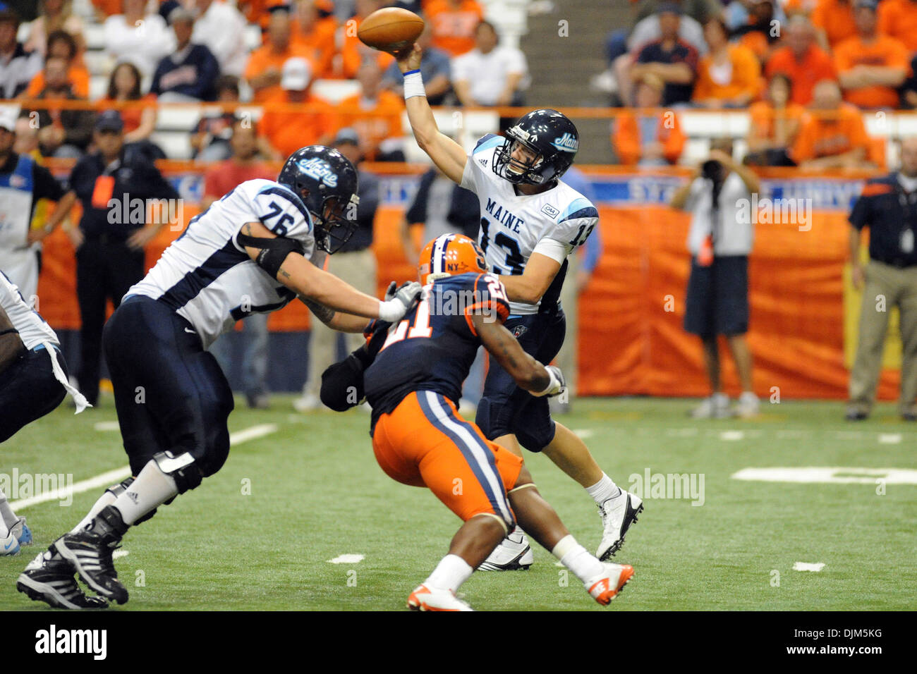 Sett. 19, 2010 - Syracuse, New York, Stati Uniti d'America - Maine orsi neri quarterback Warren Smith (13) rende il pass come compagno di squadra Maine orsi neri per guardafili offensivo Alex Batanian (76) rende il blocco su Siracusa sicurezza arancione Shamarko Thomas (21) nel quarto trimestre. Siracusa sconfitto Maine 38-14 In casa assolcatore per l'arancione al Carrier Dome in Syracuse, New Yo Foto Stock