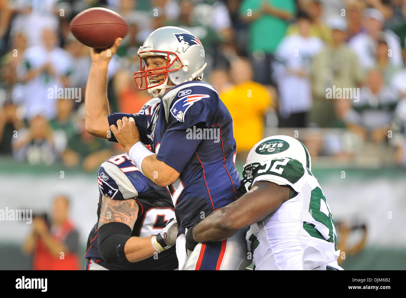 Sett. 19, 2010 - East Rutherford, New Jersey, Stati Uniti d'America - New England Patriots quarterback Tom Brady (12) è portato verso il basso da New York getti estremità difensiva Shaun Ellis (92) a nuovo Meadowlands Stadium di East Rutherford in New Jersey. I getti provenienti da dietro per sconfiggere i patrioti 28-14 (credito Immagine: © Brooks Van Arx Southcreek/Global/ZUMApress.com) Foto Stock