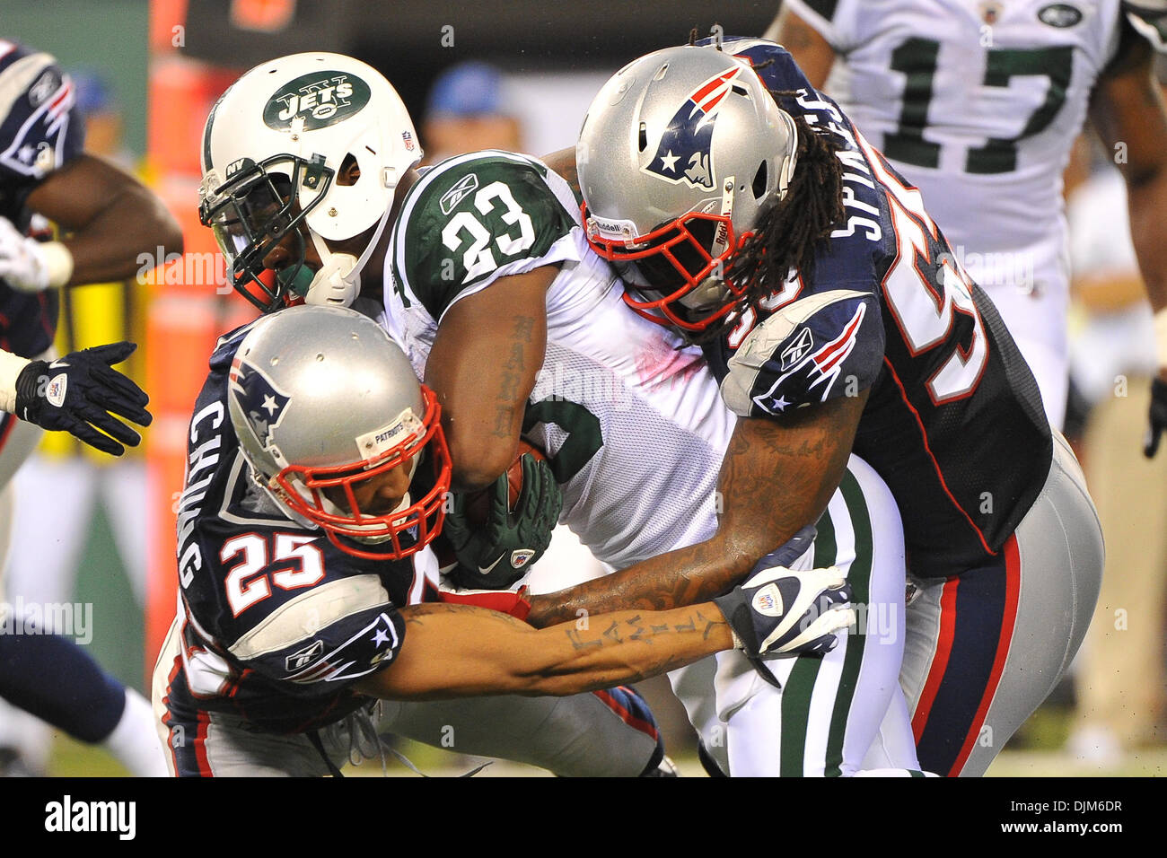 Sett. 19, 2010 - East Rutherford, New Jersey, Stati Uniti d'America - New York getti running back Shonn Greene (23) è soddisfatta in corrispondenza della linea di scrimmage da New England Patriots sicurezza Pat Chung (25) e il New England Patriots linebacker Brandon picchi (55) a nuovo Meadowlands Stadium di East Rutherford in New Jersey. Il New England Patriots cadono a New York getti 28-14 (credito Immagine: © Foto Stock