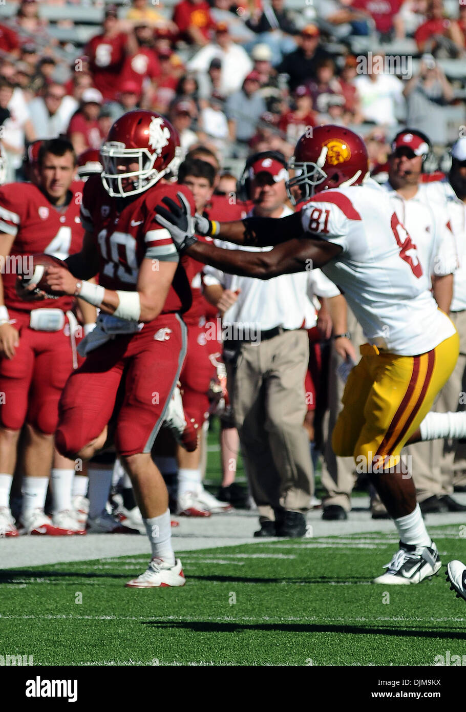 Sett. 25, 2010 - Pullman, Washington, Stati Uniti d'America - Stato di Washington trimestre torna Jeff Tuel (10) get spinto fuori dai limiti di USC difensivo fine Nick Perry (8) durante la seconda metà di un collegio di NCAA Football gioco svolto in pullman nello Stato di Washington USC sarebbe andare sulla sconfitta nello Stato di Washington con un punteggio finale di 50-16. (Credito Immagine: © James Snook Southcreek/Global/ZUMApress.com) Foto Stock