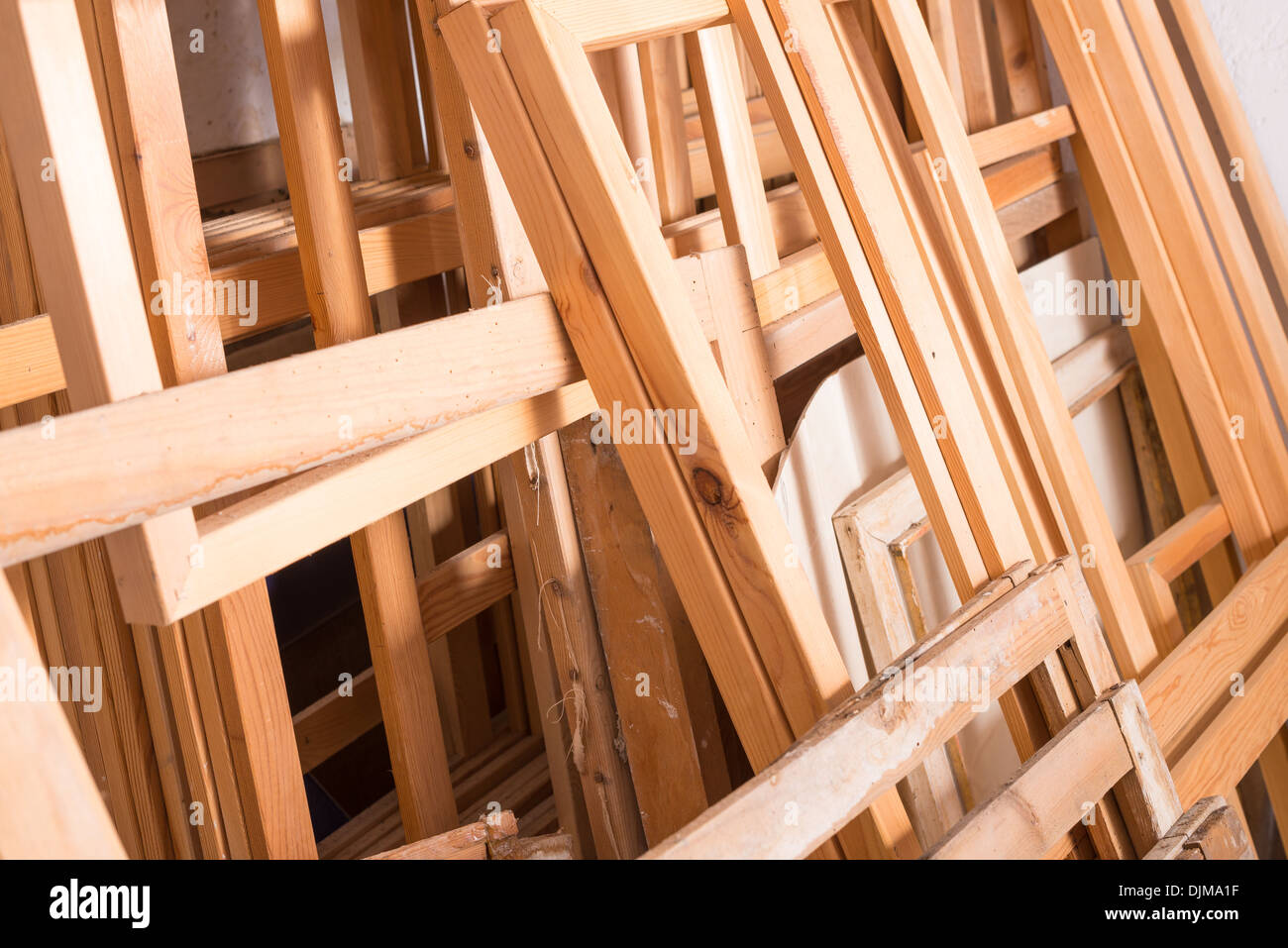 Listelli in legno pronto per essere trasformato in cavalletti Foto Stock