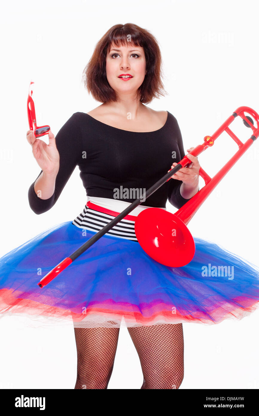Femmina giovane musicista con Red Trombone Dancing - Isolato su bianco Foto Stock