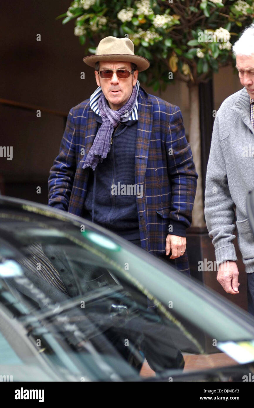 Il cantante Elvis Costello è visto lasciare Westbury Hotel Dublino Irlanda - 09.05.12 Irish Foto Stock