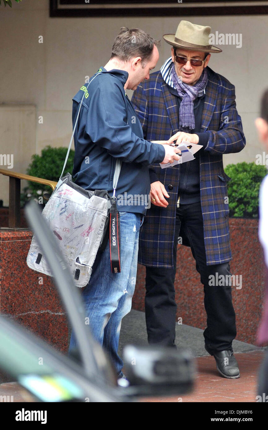 Il cantante Elvis Costello è visto lasciare Westbury Hotel Dublino Irlanda - 09.05.12 Irish Foto Stock