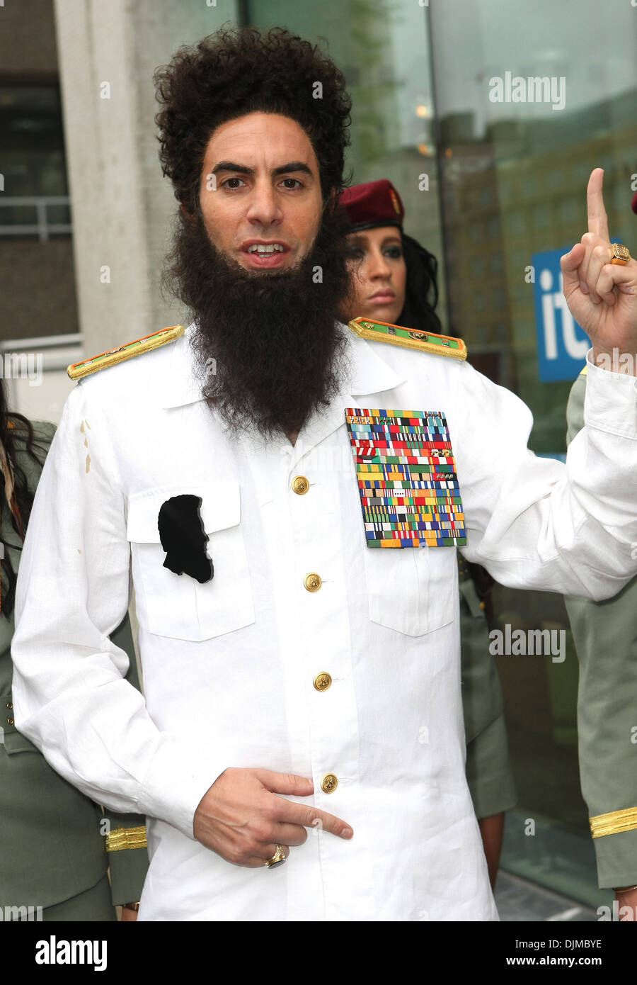 Sacha Baron Cohen come 'il dittatore" arrivando ad ITV Studios di Londra - Inghilterra - 09.05.12 Foto Stock