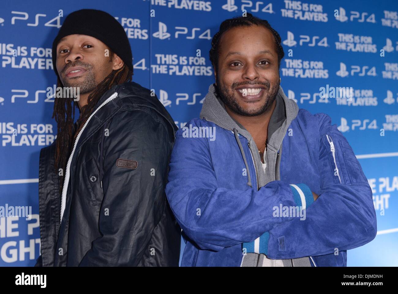 Berlino, Germania. 28 Nov, 2013. Musicisti Tshawe Baqwa (L) e Yosef Wolde-Mariam dal norvegese hip-hop e reggae duo Madcon arrivare per l'inizio delle vendite della Playstation 4 di Sony Centre di Berlino, Germania, 28 novembre 2013. Foto: Britta Pedersen/dpa/Alamy Live News Foto Stock