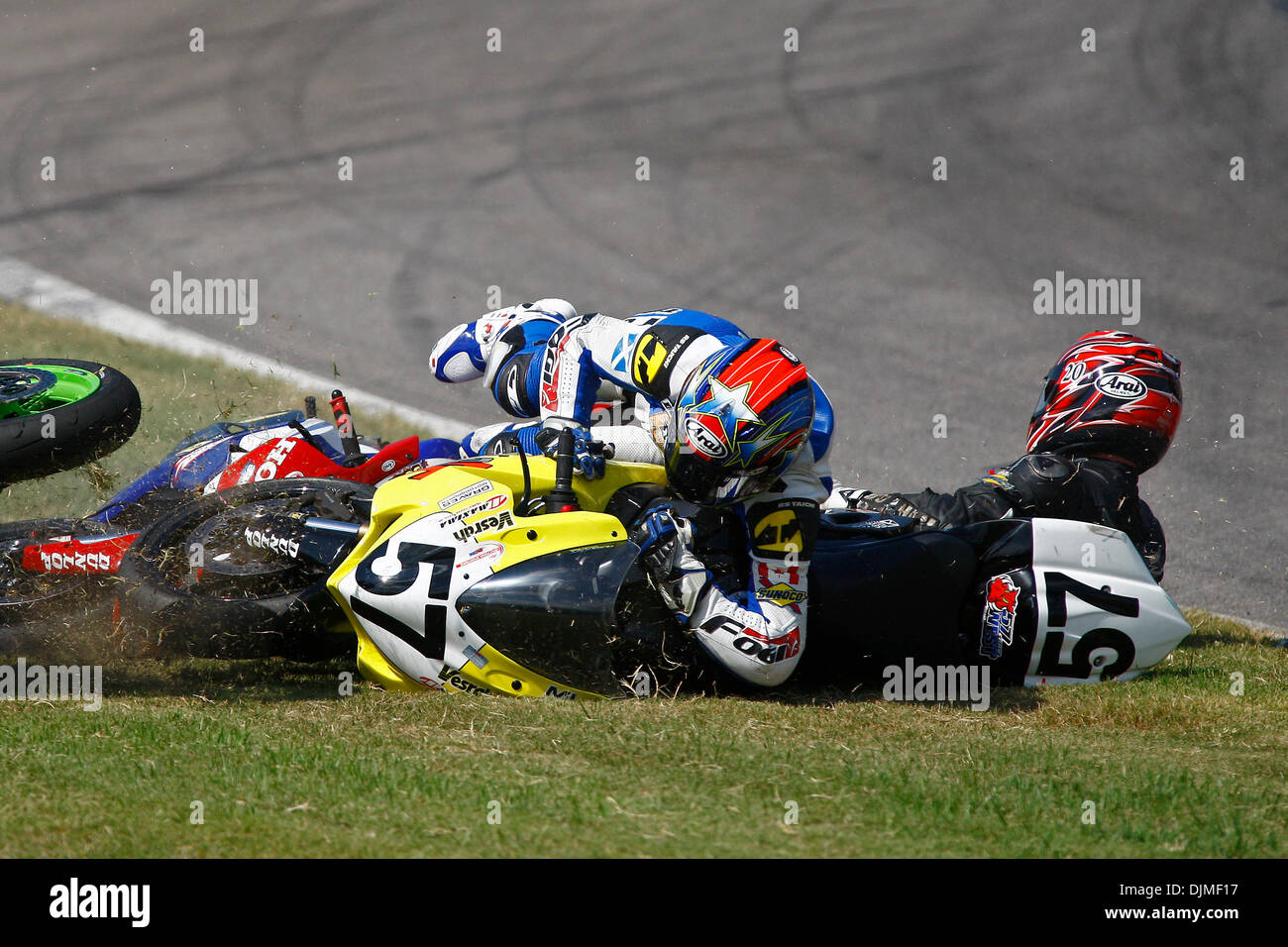 Sett. 25, 2010 - Birmingham, AL, Stati Uniti d'America - Cory West (57) è andato giù, tenendo fuori Jodi Christie (120) e Ben giovani (86) durante l'AMA Pro Daytona SportBike gara al Barber Motorsports Park. (Credito Immagine: © Jason Clark/Southcreek globale/ZUMApress.com) Foto Stock