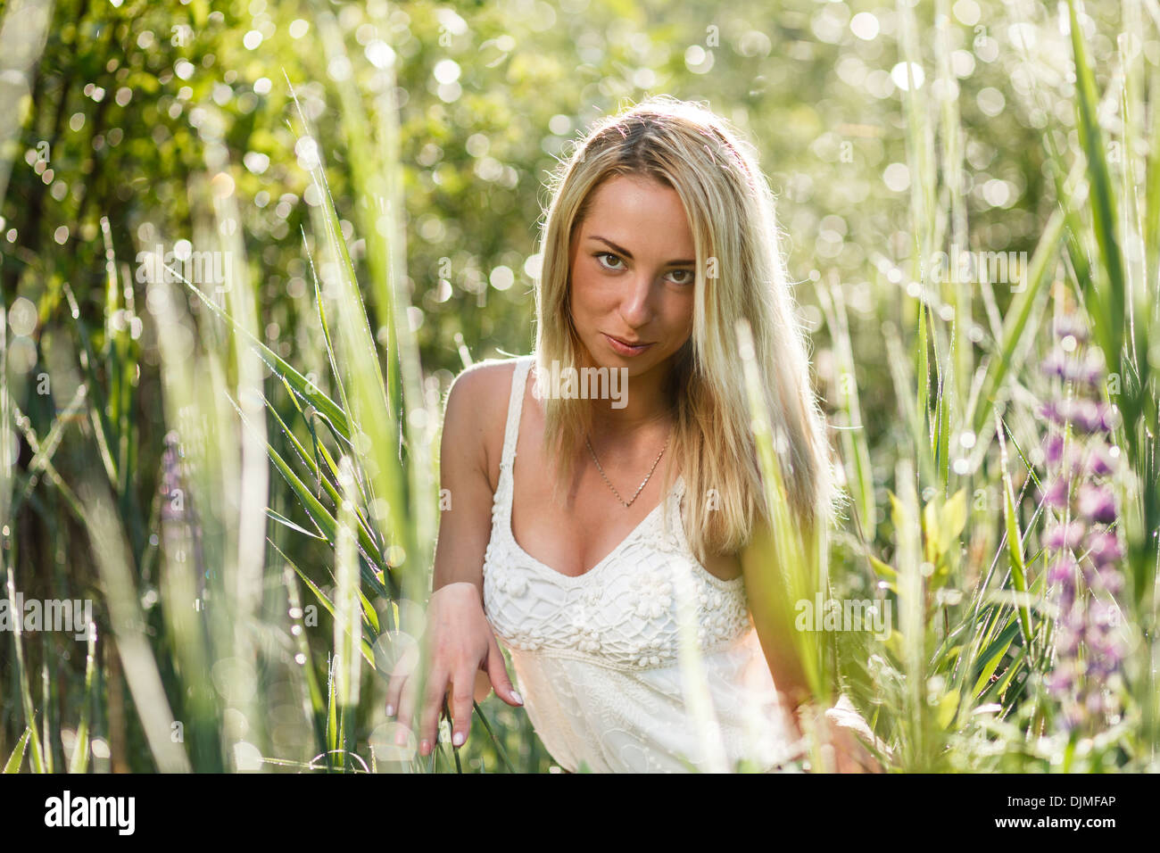Giovane donna bionda in un'erba close-up. Foto Stock