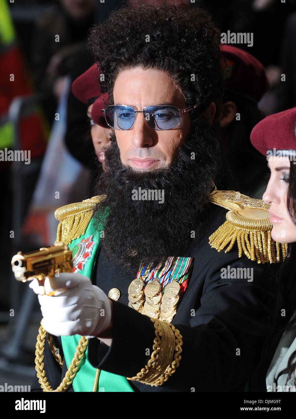 Sacha Baron Cohen vestito come Ammiraglio Generale Aladeen premiere mondiale di 'il dittatore" tenutasi presso il Royal Festival Hall - Arrivi Foto Stock
