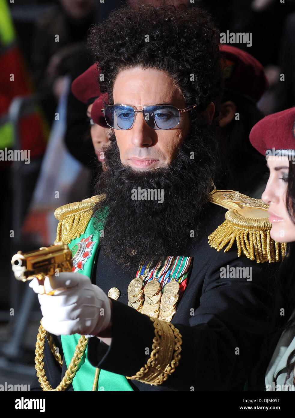 Sacha Baron Cohen vestito come Ammiraglio Generale Aladeen premiere  mondiale di 'il dittatore" tenutasi presso il Royal Festival Hall - Arrivi  Foto stock - Alamy