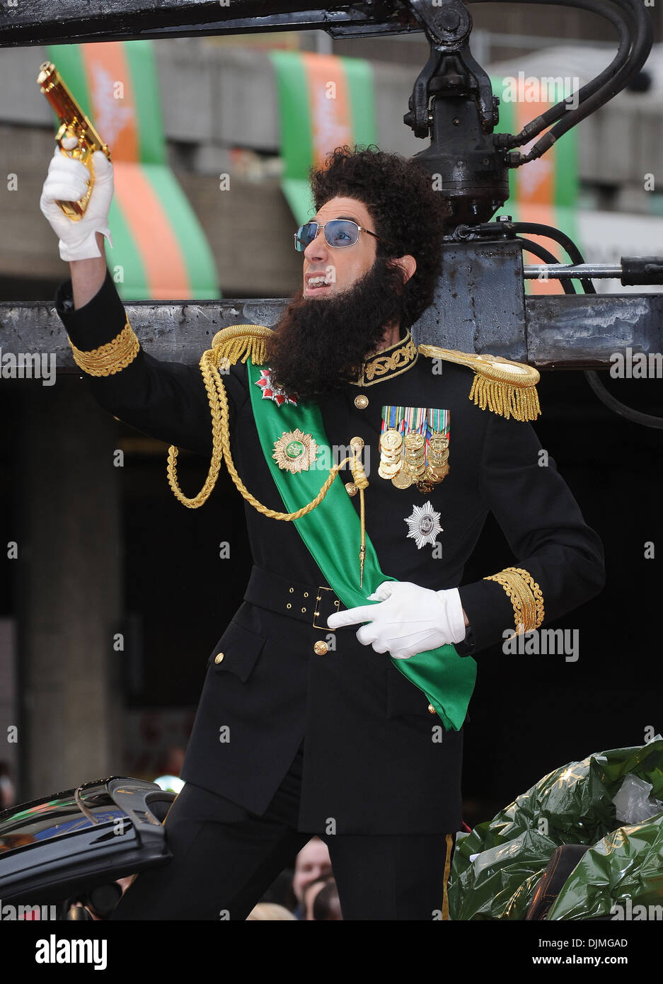 Sacha Baron Cohen vestito come Ammiraglio Generale Aladeen premiere mondiale di 'il dittatore" tenutasi presso il Royal Festival Hall - Arrivi Foto Stock