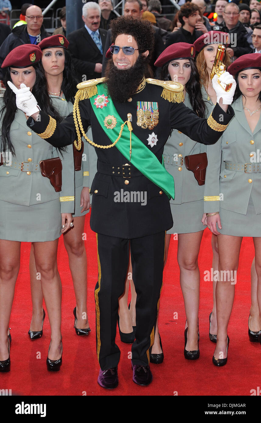 Sacha Baron Cohen vestito come Ammiraglio Generale Aladeen premiere mondiale di 'il dittatore" tenutasi presso il Royal Festival Hall - Arrivi Foto Stock