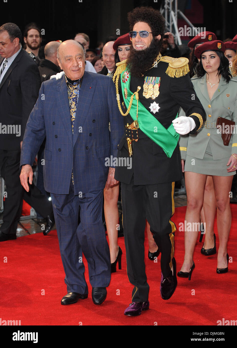 Sacha Baron Cohen vestito come Ammiraglio Generale Aladeen e Mohamed Al Fayed premiere mondiale di 'il dittatore" tenutasi presso il Royal Foto Stock