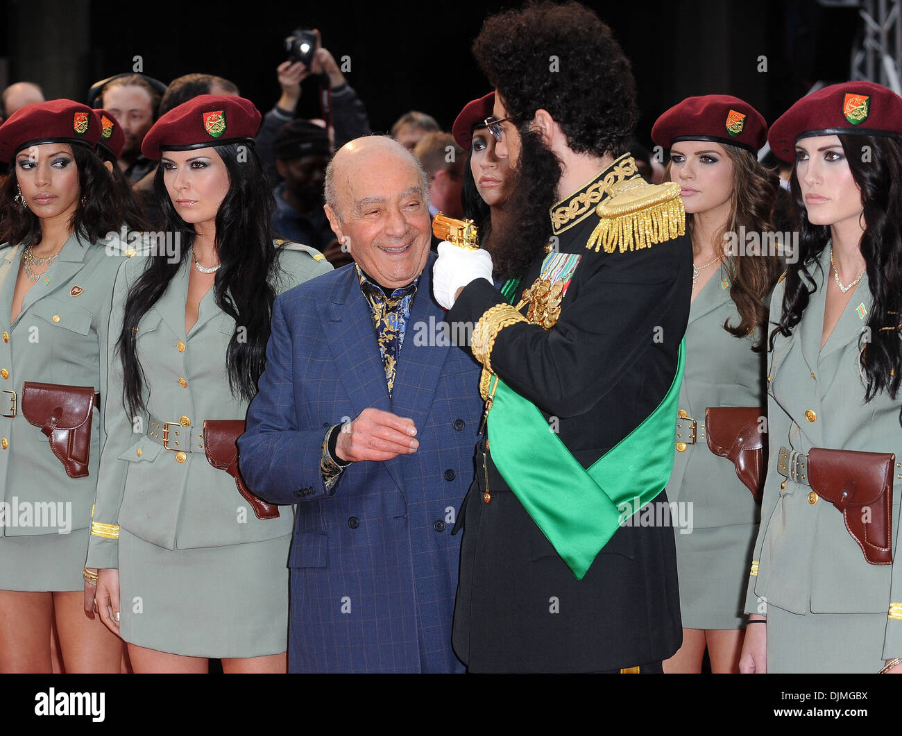 Sacha Baron Cohen vestito come Ammiraglio Generale Aladeen e Mohamed Al Fayed premiere mondiale di 'il dittatore" tenutasi presso il Royal Foto Stock