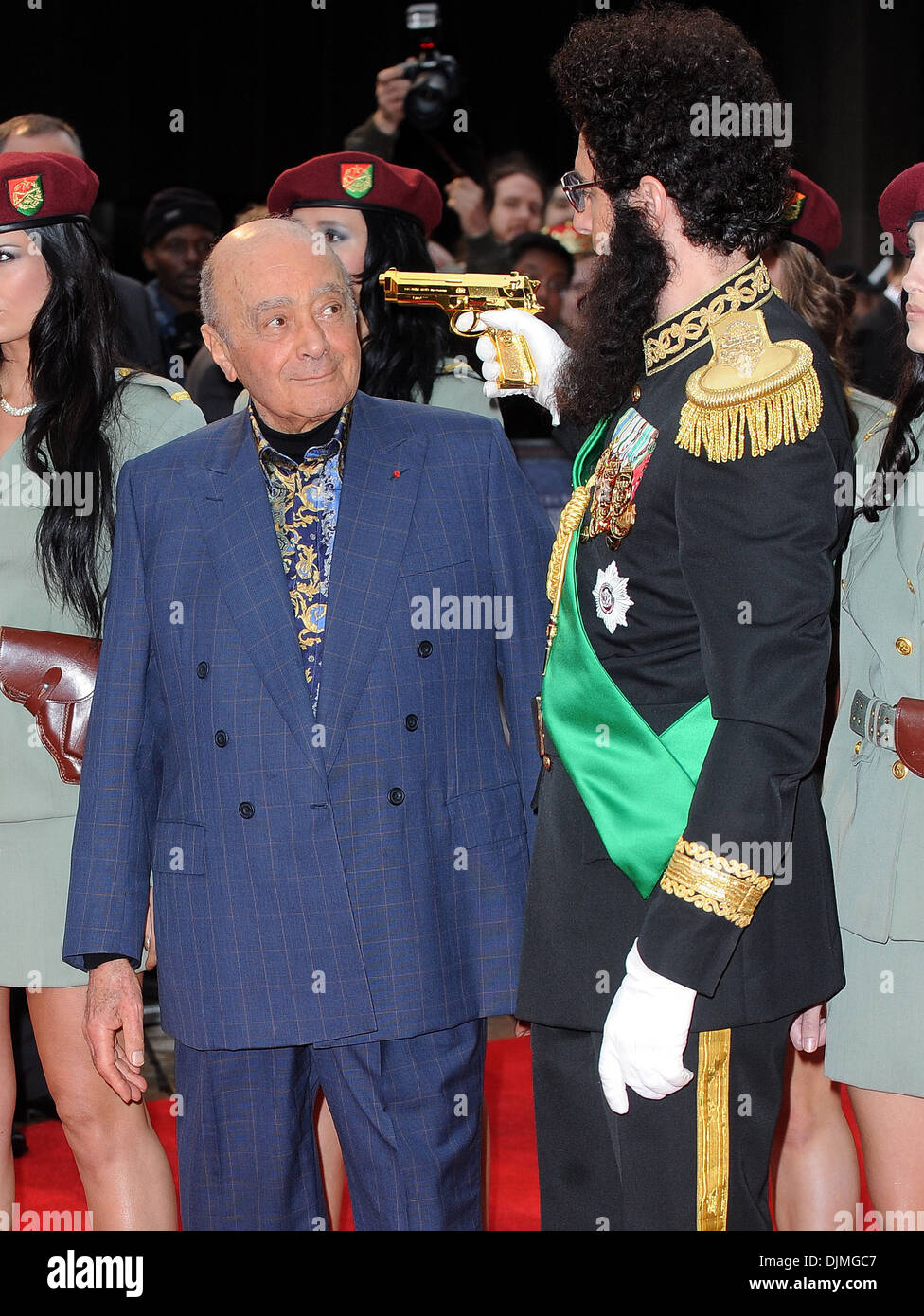 Sacha Baron Cohen vestito come Ammiraglio Generale Aladeen e Mohamed Al Fayed premiere mondiale di 'il dittatore" tenutasi presso il Royal Foto Stock