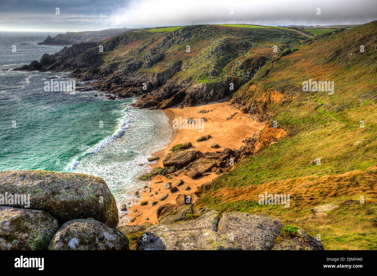 Cornish beach in autunno Porthchapel Cornwall Inghilterra vicino il Teatro Minack e Porthcurno in HDR Foto Stock