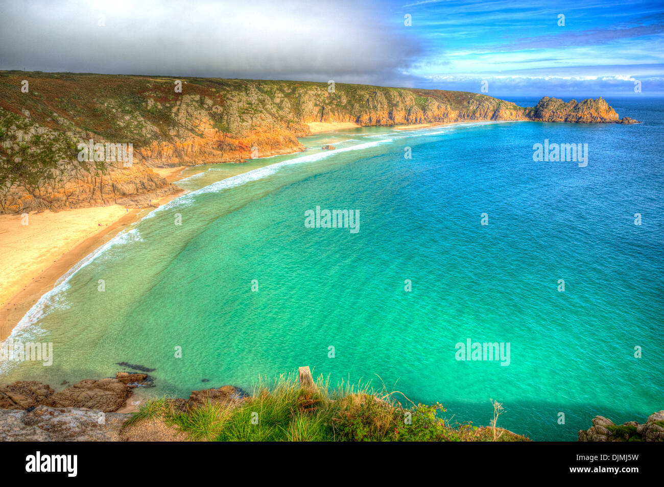 Turchese del mare sulla spiaggia della Cornovaglia con nebbia e cielo blu, Porthcurno Cornwall Inghilterra UK vicino il Teatro Minack in HDR Foto Stock